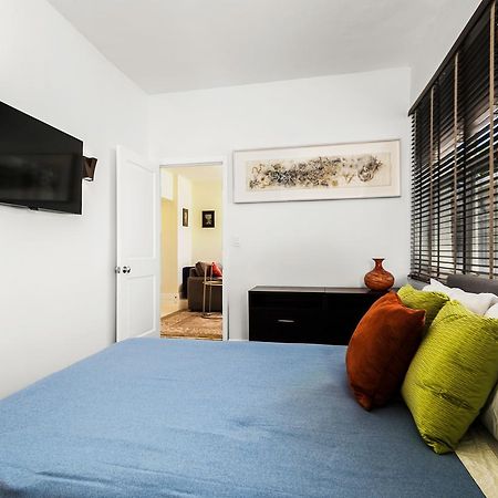Two Bedroom Two Bath Apartment 2 Block To Beach マイアミビーチ エクステリア 写真