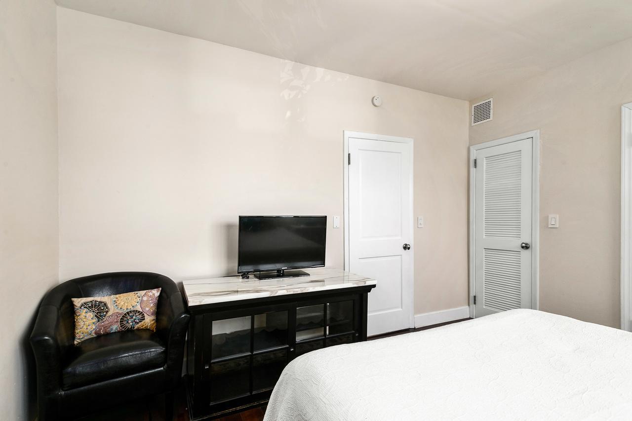 Two Bedroom Two Bath Apartment 2 Block To Beach マイアミビーチ エクステリア 写真