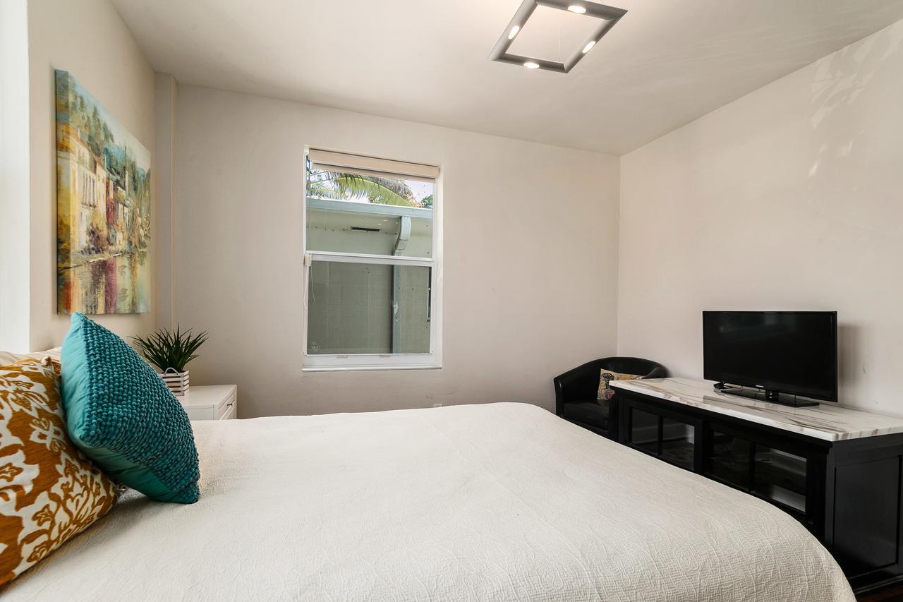 Two Bedroom Two Bath Apartment 2 Block To Beach マイアミビーチ エクステリア 写真