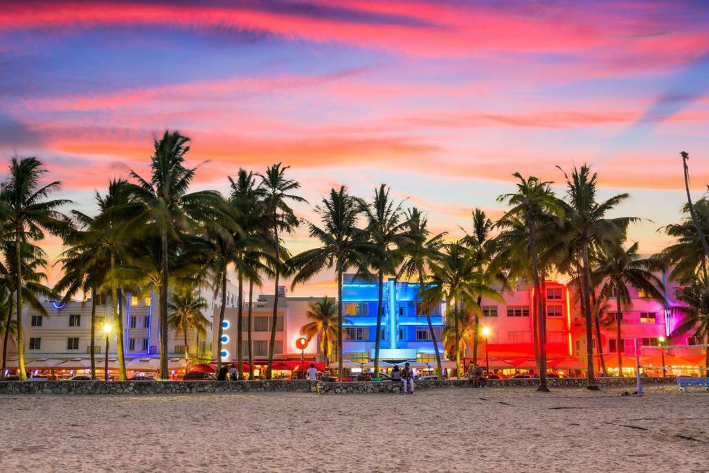 Two Bedroom Two Bath Apartment 2 Block To Beach マイアミビーチ エクステリア 写真
